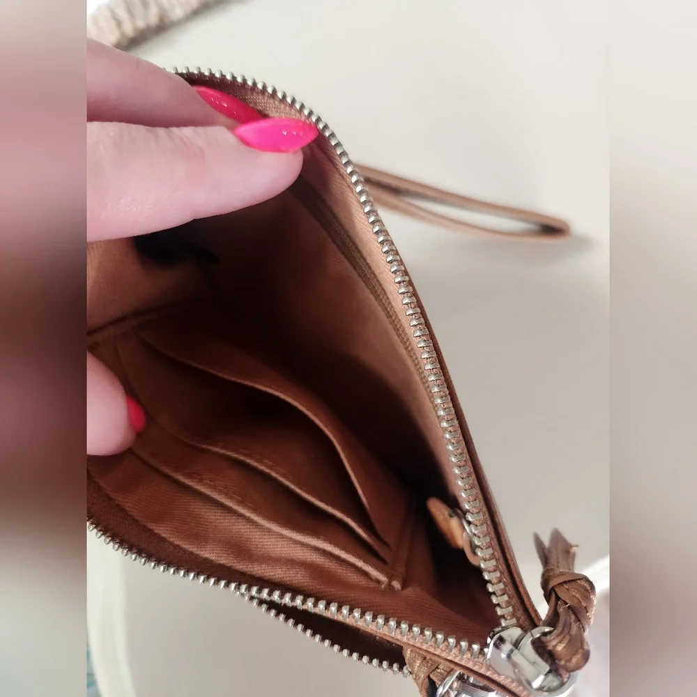 Fossil tan leather